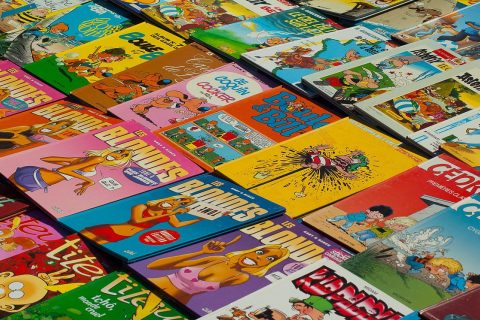 偿还漫画封面展示图，复古森林绿色调，主角站在都市高楼背景前，神情凝重，体现债务压迫感与社会批判主题